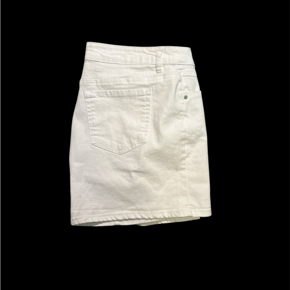 d. jeans High Waist White Denim Jean Shorts with 5” Inseam - Picture 4 of 4
